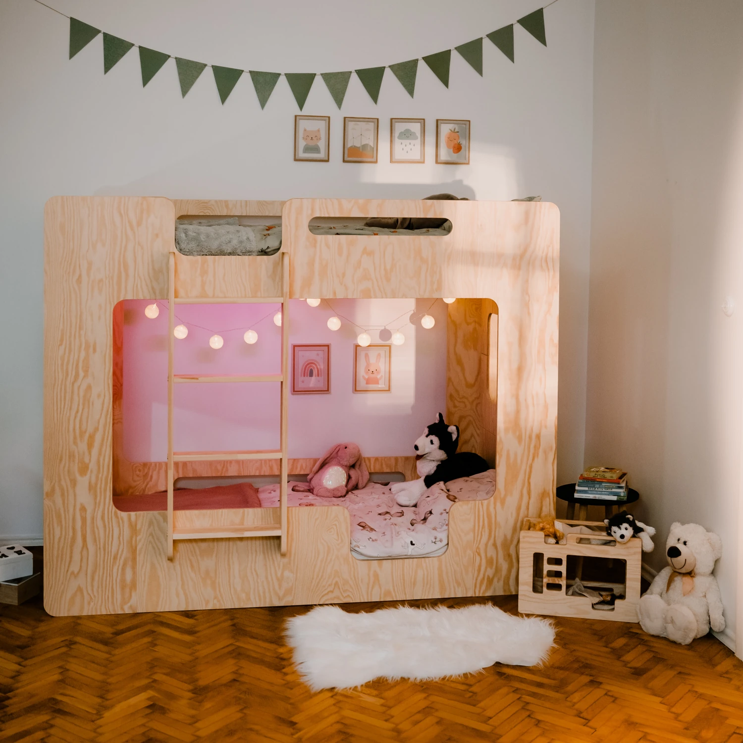 Łóżko piętrowe dla dzieci z barierkami i stelażem MIMI B Montessori Drewniane