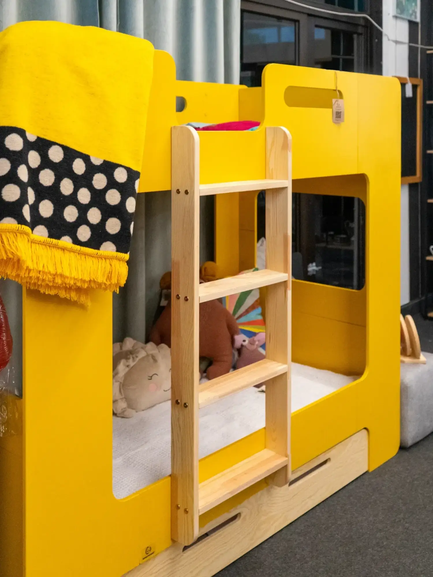 Łóżko piętrowe dla dzieci z szufladą i stelażem MIMI D Montessori Drewniane Musztardowe