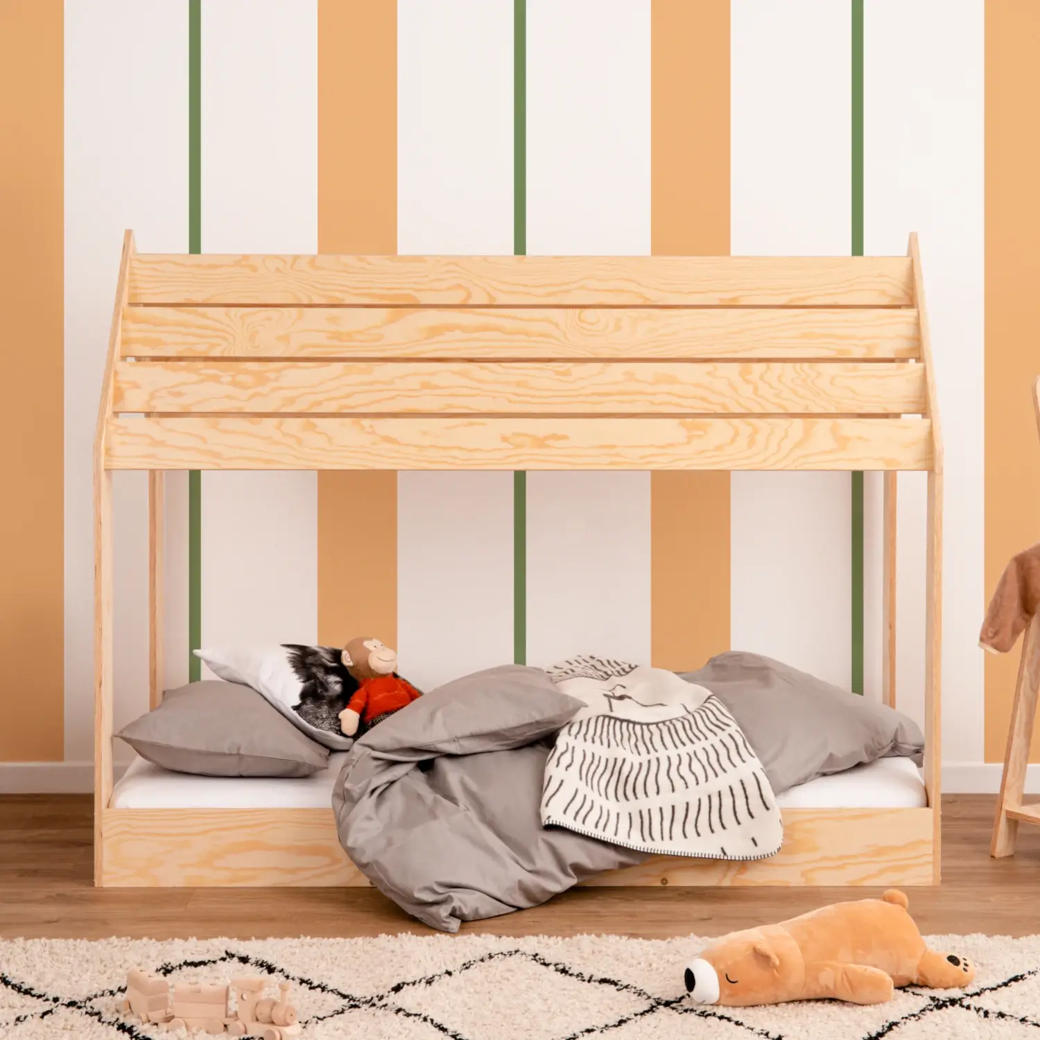 Łóżko domek dla dziecka z niską konstrukcją i stelażem MOON M Montessori Drewniane