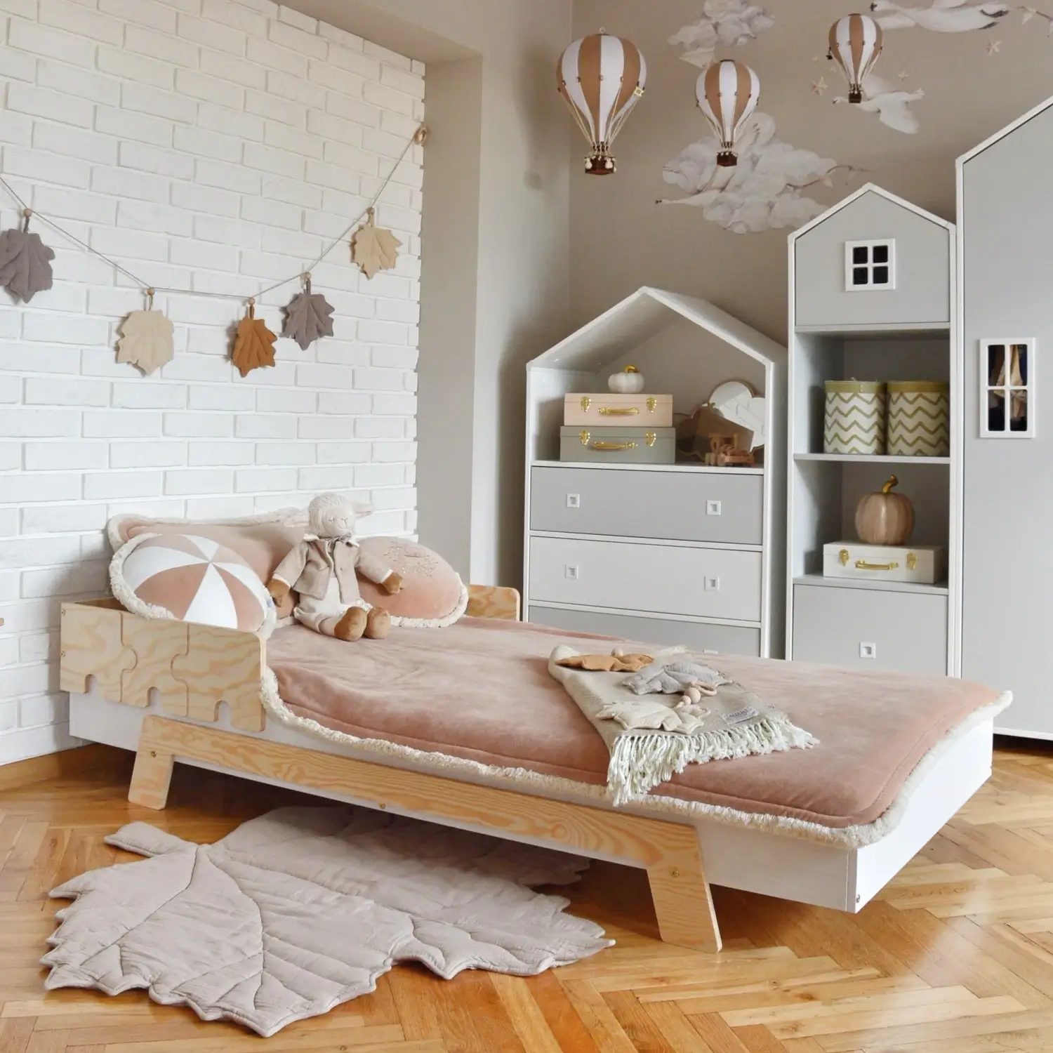 Łóżko pojedyncze dla dzieci z barierką i stelażem PUZZLE BR1 Montessori Drewniane Białe