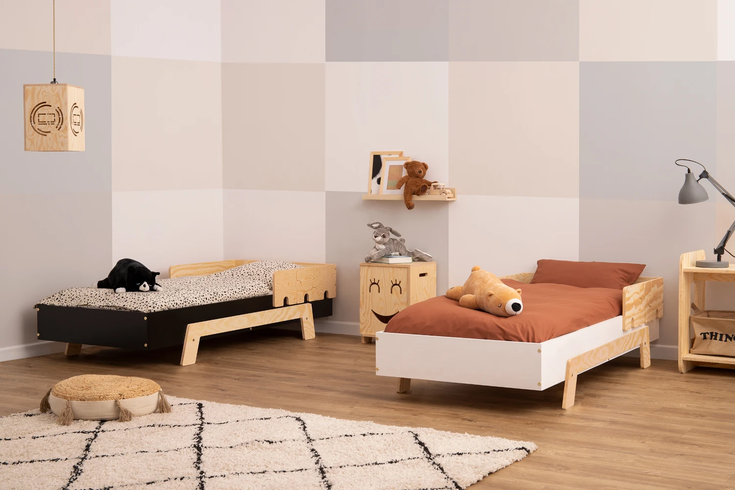 Łóżko pojedyncze dla dzieci z barierką i stelażem PUZZLE BR1 Montessori Drewniane