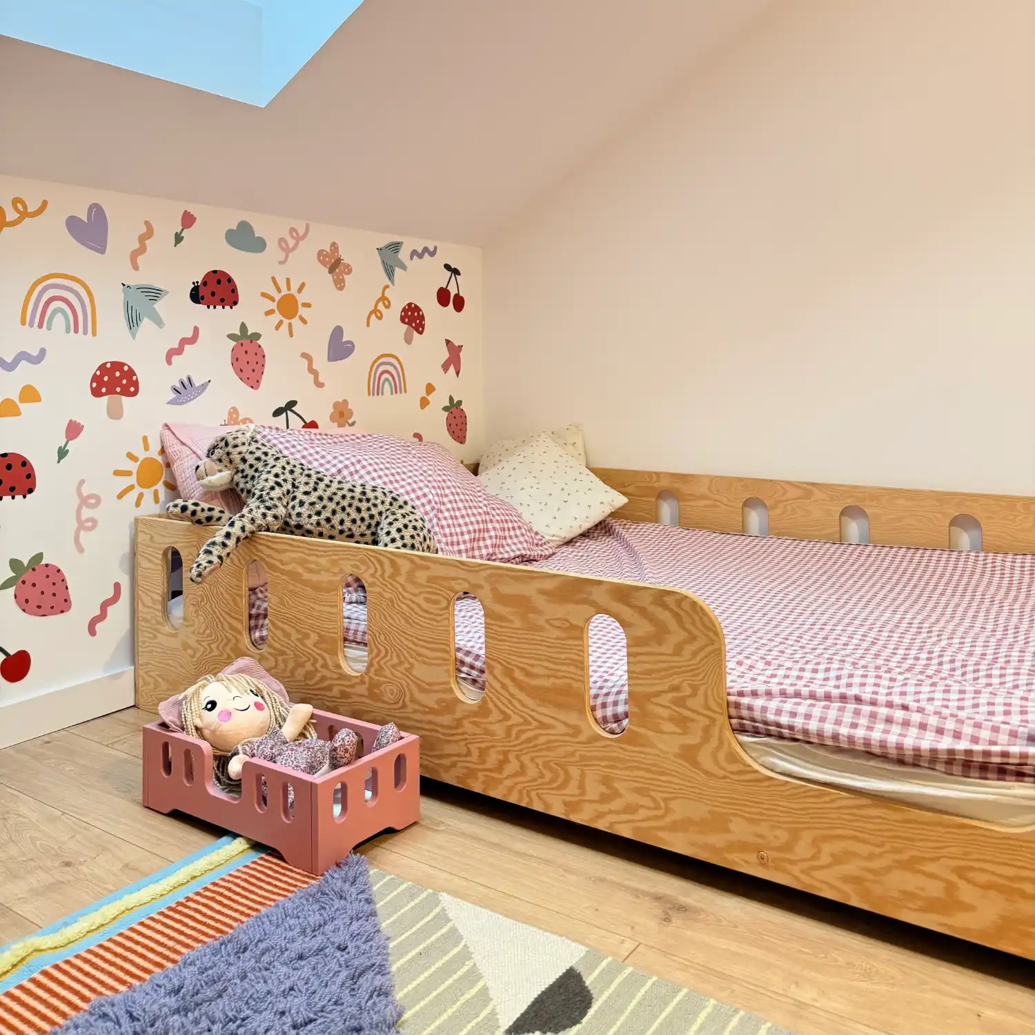 Łóżko pojedyncze dla dzieci z barierką i stelażem TILA 2 Montessori Drewniane