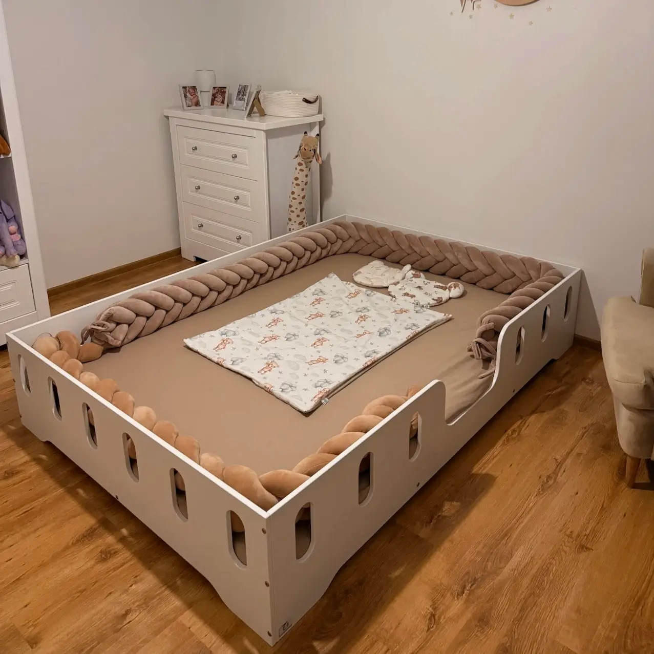 Łóżko pojedyncze dla dzieci z barierką i stelażem TILA 2 Montessori Drewniane