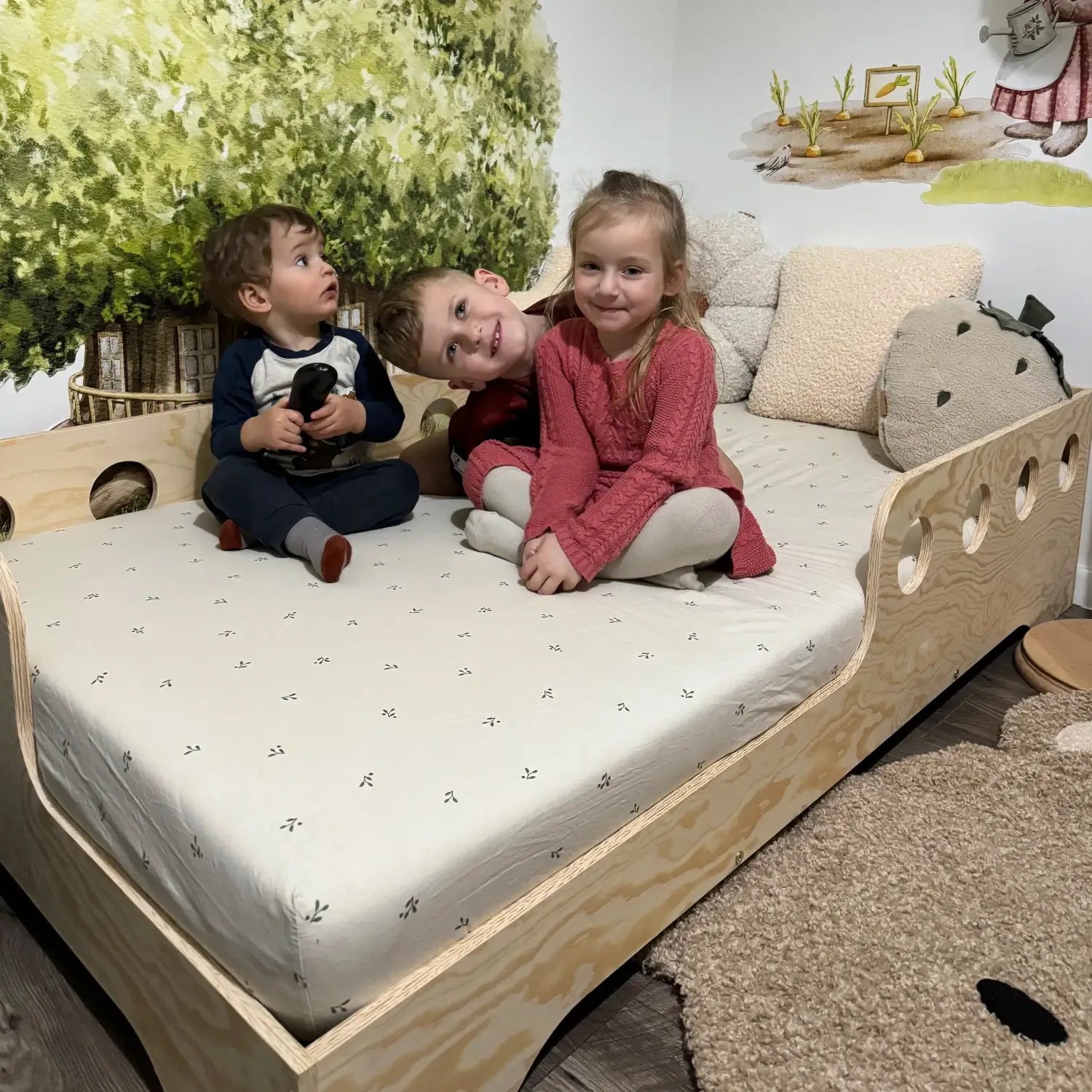 Łóżko pojedyncze dla dzieci z barierką i stelażem TILA 5 Montessori Drewniane