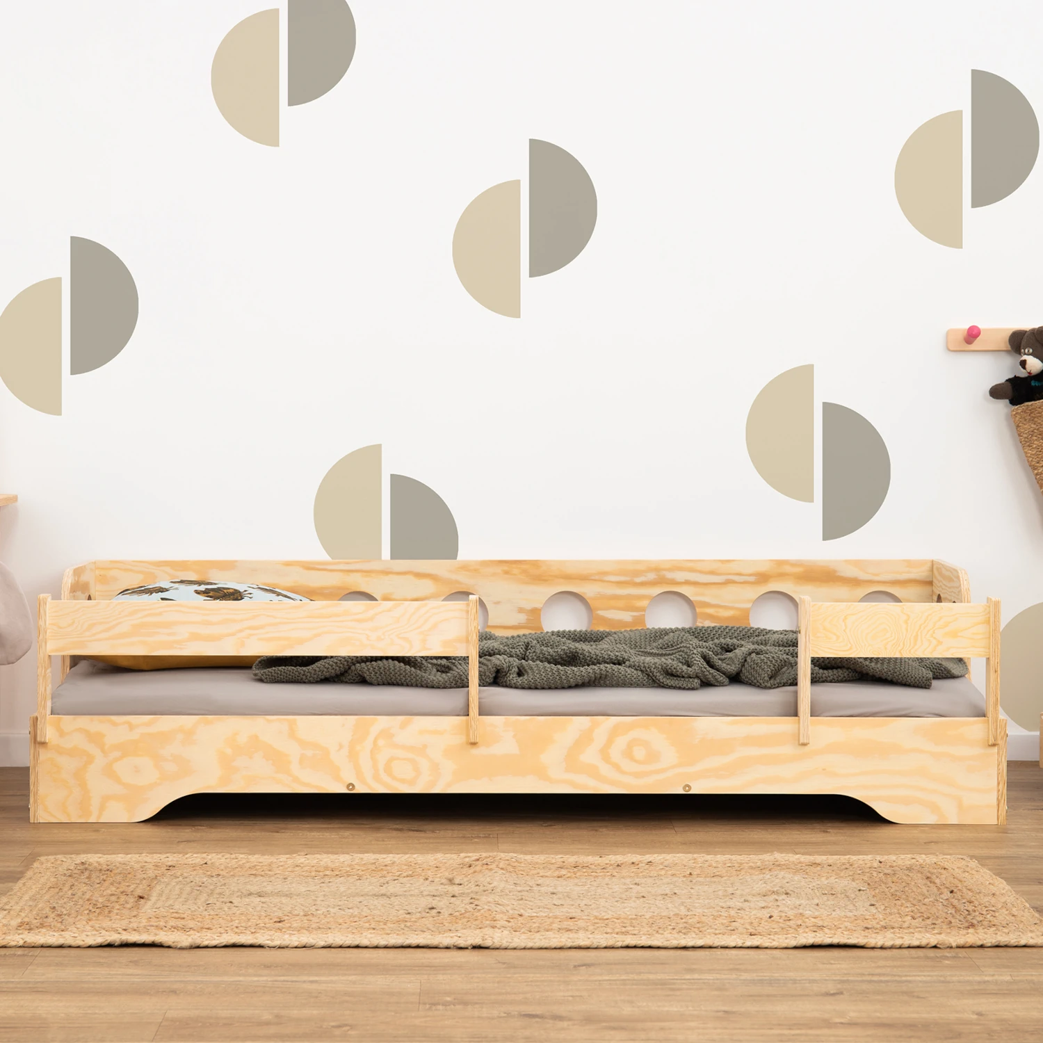 Łóżko pojedyncze dla dzieci z barierką i stelażem sofa TILA 5S Montessori Drewniane