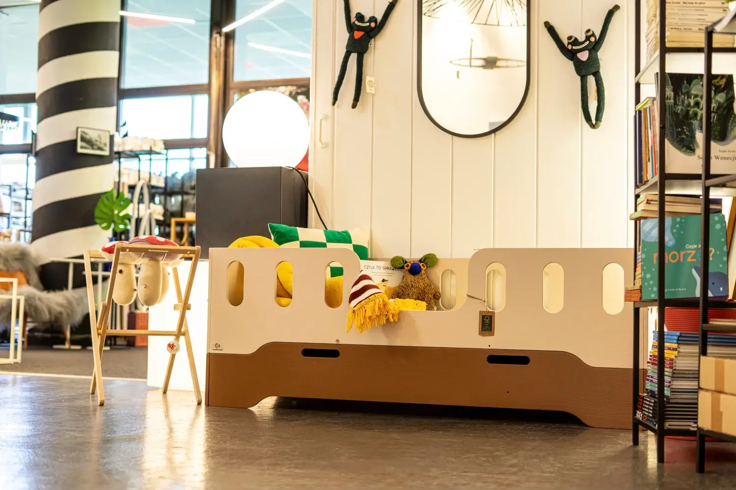 Łóżko pojedyncze dla dzieci z barierką i stelażem TILA 2 Montessori Drewniane Kaszmirowe