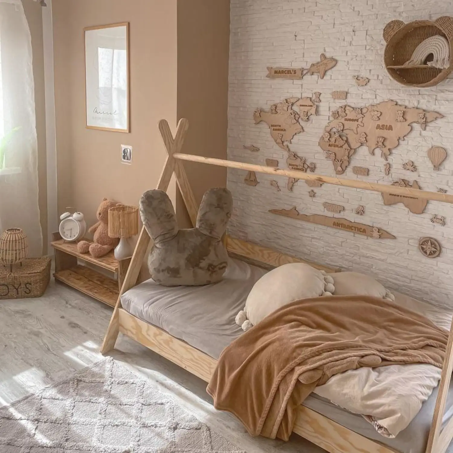Łóżko domek dla dziecka z barierką i stelażem TIPI Montessori Drewniane