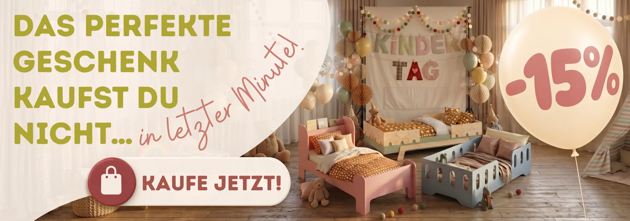 Bunte Kinderbetten in einem Zimmer mit Kindertagsdekoration und 15 % Rabatt